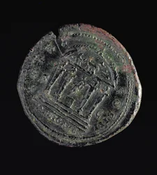 Sestercjusz (rewers) wybity przez Marka Aureliusza (AD 161-AD 180) przedstawiający świątynię z czterema kolumnami z głowami na szczycie (brąz) Inskrypcja: IMP VI COS III S C RELIG AVG (awers patrz 119154)